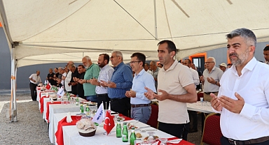 Güzel kardeşler babaları için mevlit okuttu