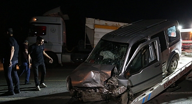 Hafif ticari araçla otomobil çarpıştı: 1'i çocuk 8 kişi yaralı!