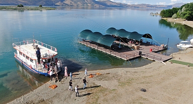 Hayalini gerçekleştirdi, su üzerine kafe kurdu