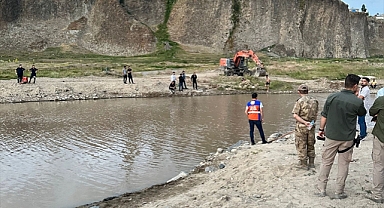 Hayvanlarını nehirden geçirirken suya düşüp boğuldu