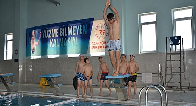 Hem serinliyor, hem yüzme öğreniyorlar!