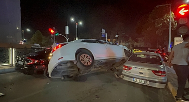 iki aracın arasında kaldı! Diğer aracın üstüne çıktı!
