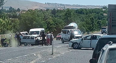 İki otomobil birbirine girdi! Yaralılar var