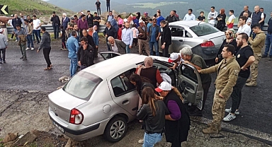 İki otomobil çarpıştı, 12 kişi yaralandı