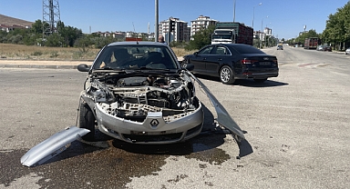İki otomobil çarpıştı,3 kişi yaralandı