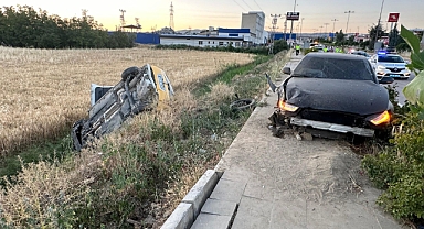 İki otomobil çarpıştı! 3 yaralı