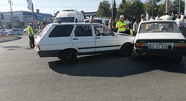 İki otomobilin çarpıştığı kazada 5 kişi yaralandı