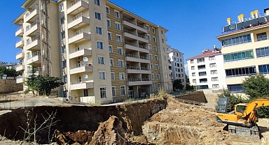 İş makinesi doğal gaz borusunu patlattı! Civardaki binalar boşaltıldı