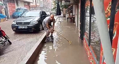 İş yerlerini su bastı, esnaf temizlemek için seferber oldu     