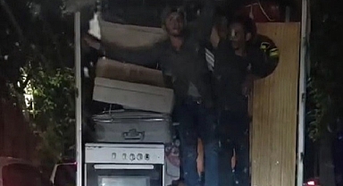 Kamyonet kasasında tehlikeli yolculuk