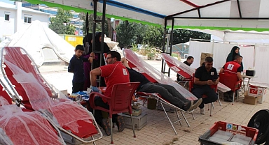 Kan akıtmak yerine Kızılay'a kan bağışlıyorlar