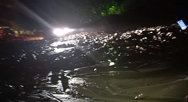 Kara yolunda heyelan: Yol ulaşıma kapandı