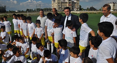 Kaymakamdan çocuklara forma