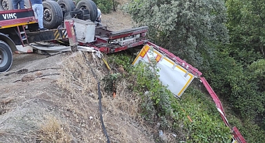 Kereste yüklü tır uçuruma yuvarlandı   
