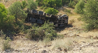 Kontrolden çıkan beton pompası şarampole devrildi