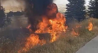 Kontrolden çıkarak devrilen araç alev alev yandı 