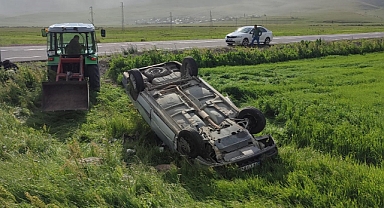 Konvoya katılan otomobil şarampole devrildi