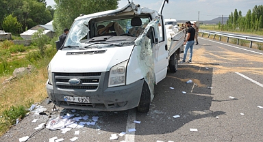 Lastiği patladı, kontrolden çıktı!