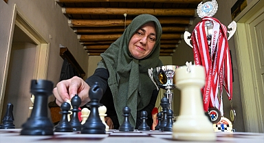 Madalya ve kupalar kazandı, çevresine öğretti...