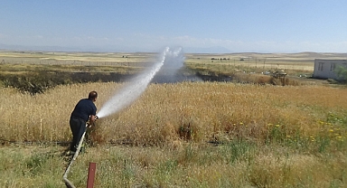 Mangal yapayım derken tarlasını yaktı   