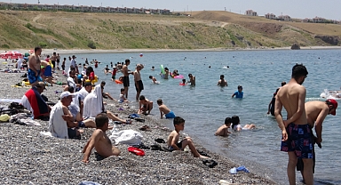 Mavi bayraklı plajında hafta sonu yoğunluğu