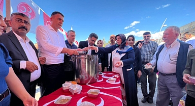 MHP Erzurum Teşkilatı aşure dağıttı