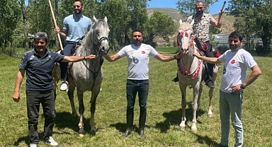 Milli futbolcu Çalhanoğlu memleketi Bayburt'ta at binip cirit oynadı