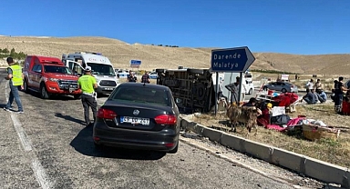 Minibüs ile otomobil çarpıştı: 12 yaralı