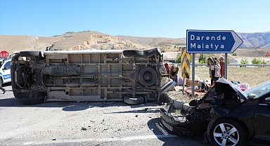 Minibüs ile otomobil çarpıştı, 9 kişi yaralandı