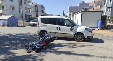 Motosiklet ile hafif ticari araç çarpıştı!