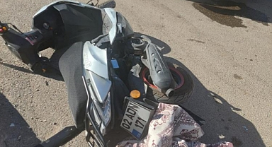 Motosiklet ile kamyonet çarpıştı: 3 yaralı