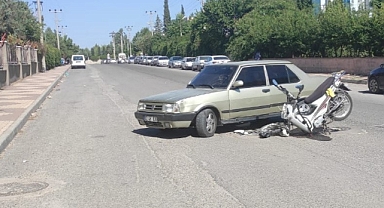 Motosiklet ile otomobil birbirine girdi!