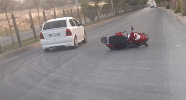 Motosiklet ile otomobil çarpıştı: 2 yaralı