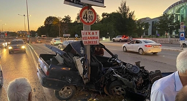 Mucize kurtuluş! Hurdaya dönen araçtan sağ çıktı   