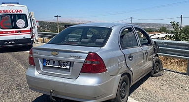 Otomobil bariyerlere çarptı: 7 yaralı