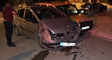 Otomobil ile hafif ticari araç çarpıştı!