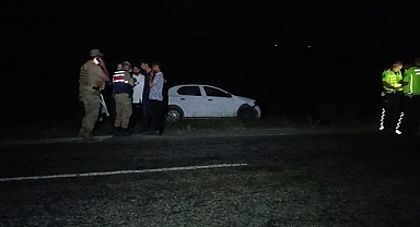 Otomobil koyun sürüsüne çarptı, çobanın durumu ağır!