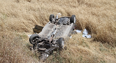 Otomobil şarampole uçup ters döndü