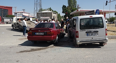 Otomobille kamyonet çarpıştı: 3 yaralı