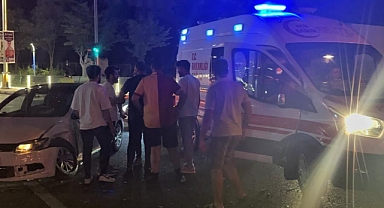 Otomobiller birbirine girdi: 1'i ağır 3 yaralı