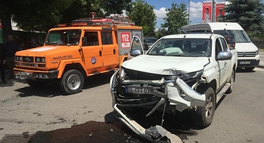 Pikap ile minibüs çarpıştı