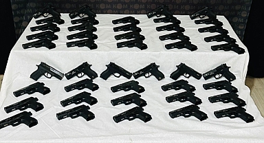 Polis ekiplerinin önünü kestiği araçtan çıktılar