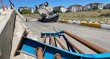 Refüje çarptıktan sonra devrildi