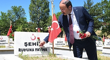 Rektör Çakmak demokrasi nöbetine katıldı