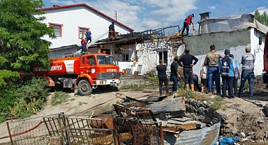 Rüzgarla yan eve sıçradı! İki ev kullanılamaz hale geldi