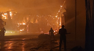 Saman pazarında korkulu anlar! Geceyi alevler aydınlattı