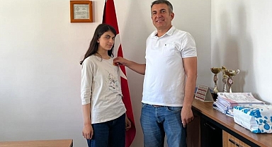 Şampiyon öğrenciyi altınla ödüllendirdi   
