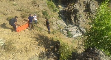 Şarampole devrilen araçta 1’i ağır 2 kişi yaralandı