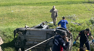 Şarampole devrilen otomobilde can verdi