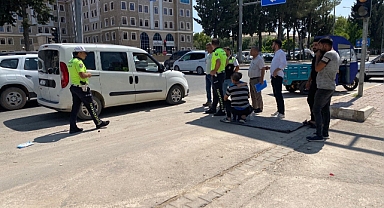 Sepetli motosiklet arabaya arkadan çarptı